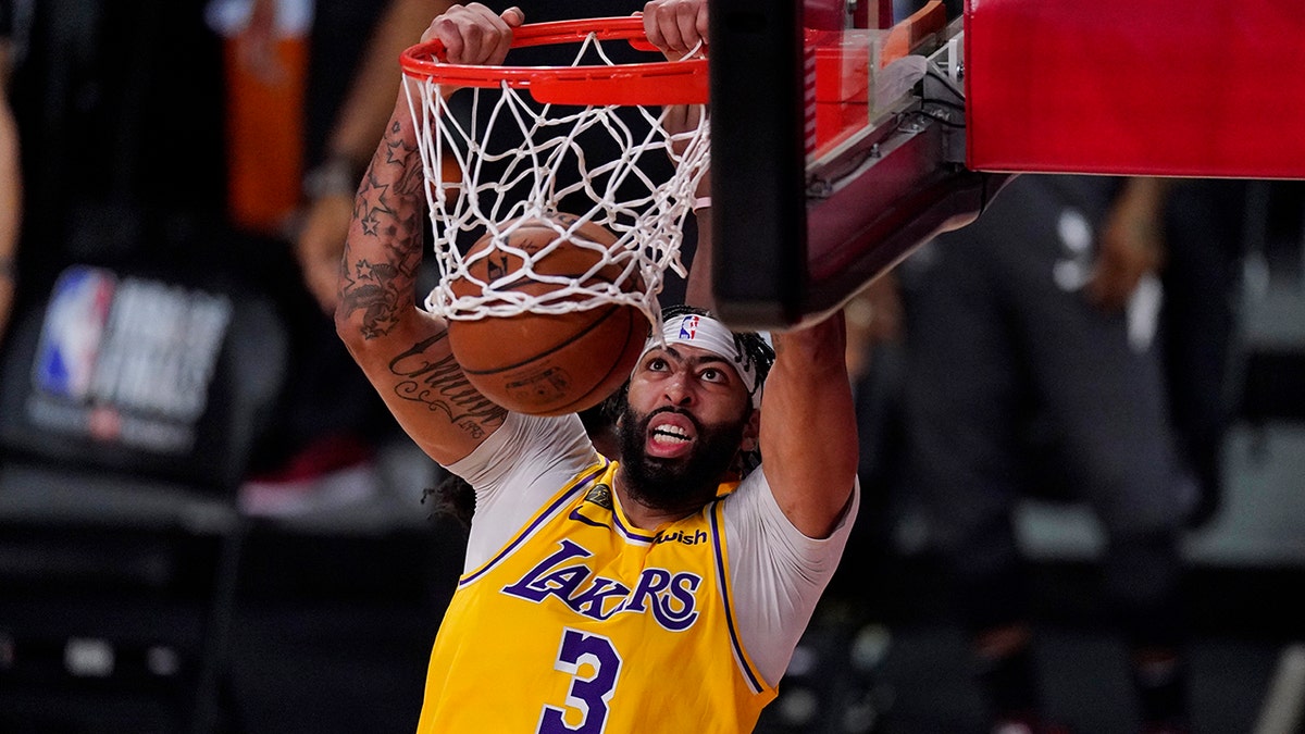 Los Angeles Lakers' Anthony Davis (3) led all scorers with 32 points. (AP Photo/Mark J. Terrill)