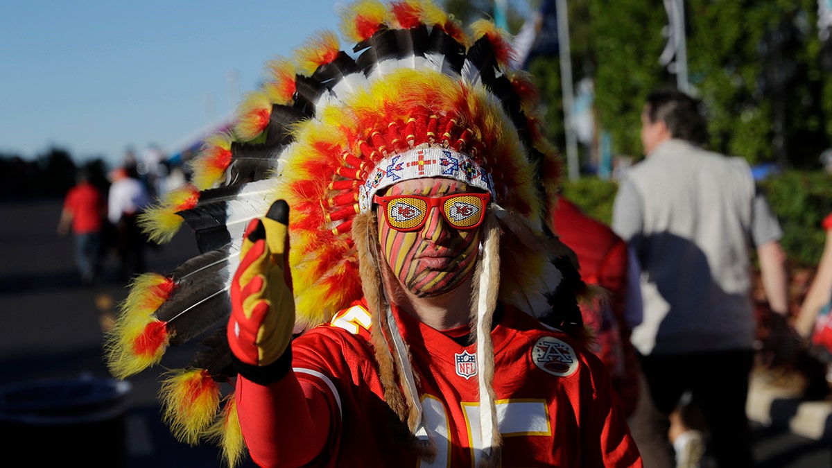 Kansas City Chiefs ban headdresses, Native American face paint - Sports  Illustrated