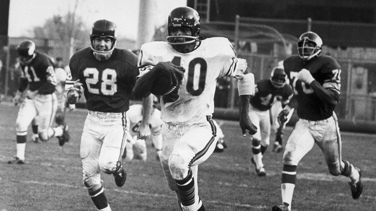 NFL Hall of Famer and Bears legend Gale Sayers dies at 77 years