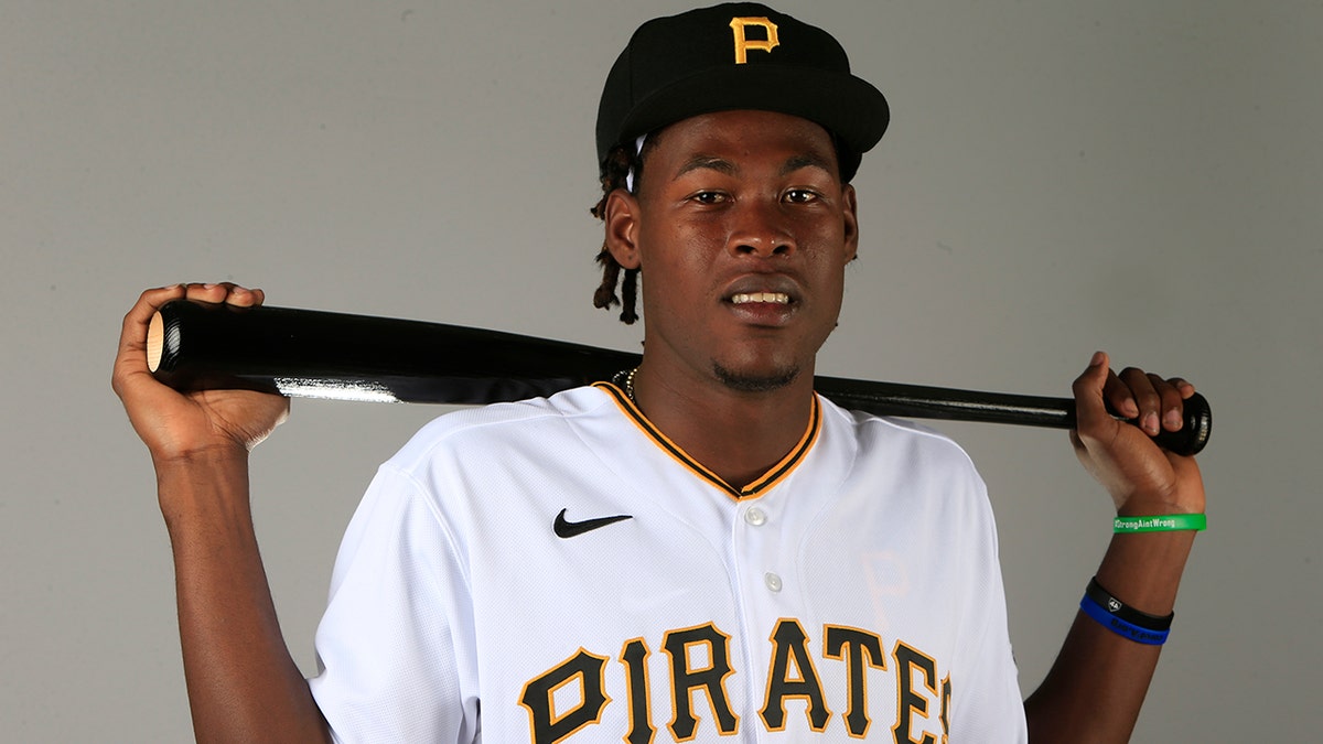 Pirates prospect Oneil Cruz in police custody after Dominican crash  reportedly kills three - The Athletic