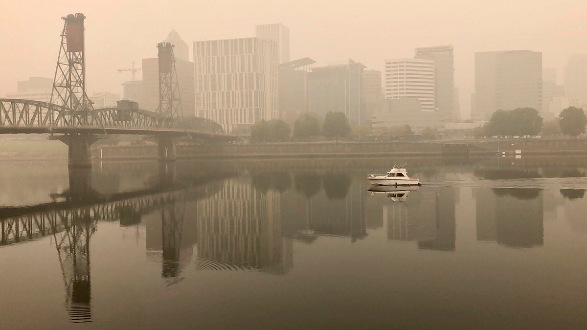 Portland+Awakens+to+Smoke-Filled+Morning+as+Wildfire+Nears