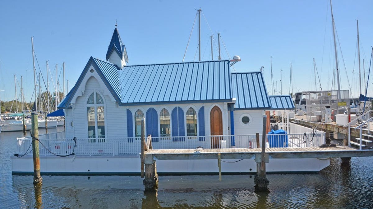 Interested buyers need not ask the heavens for a sign that the houseboat might be right, as the Chapel on the Bay is currently available to rent on Airbnb for $250 a night.