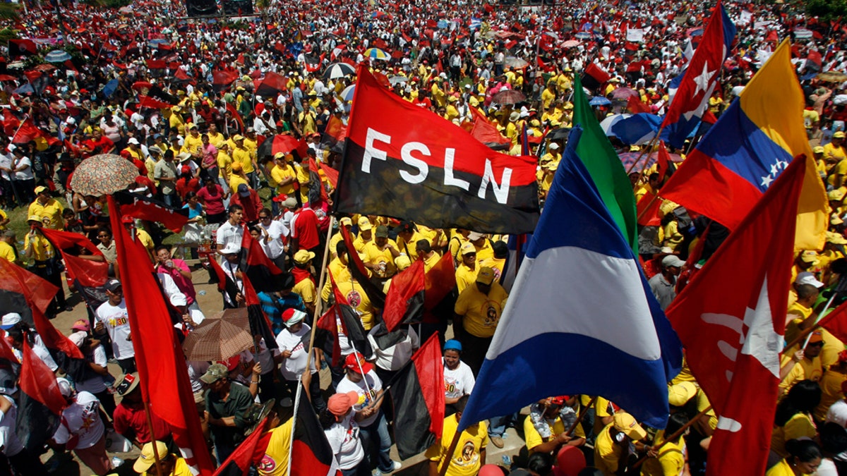 Sandinista supporters of Nicaragua's President Daniel Ortega attend an event marking the 30th anniversary of the Sandinista revolution in Juan Pablo II square in Managua July 19, 2009. REUTERS/Oswaldo Rivas (NICARAGUA POLITICS ANNIVERSARY) - GM1E57K04L001
