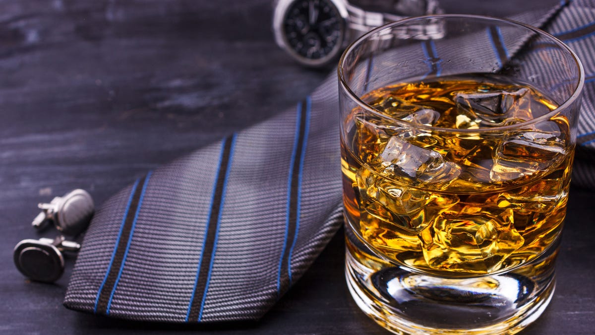 Whiskey glass with tie