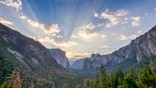 Sunrise at the tunnel View vista point at Yosemite National Park