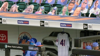 Mets honor Seaver with salute, jersey and dirt-smudged knee