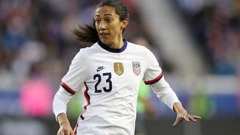 Christen Press honors Kobe Bryant with Man United 24 jersey