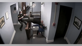 Ohio convict flees courthouse in escape caught on camera