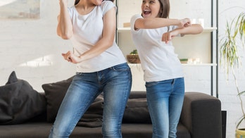 'Identical' mom, daughter baffle TikTok followers with their looks in dance videos