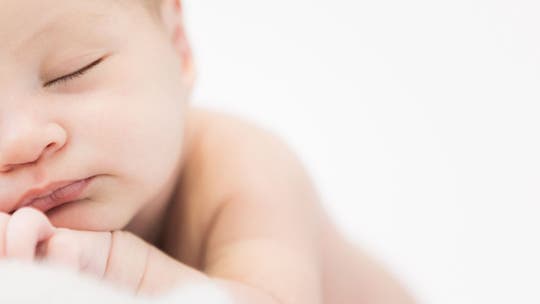 Dad puts baby to sleep with hack, social media users praise the results