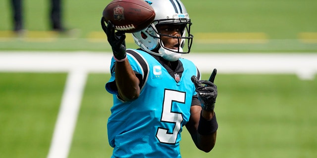 Carolina Panthers quarterback Teddy Bridgewater (5) throws against the Los Angeles Chargers during the first half of an NFL football game Sunday, Sept.. 27, 2020, in Inglewood, Kalifornië. (AP Photo/Ashley Landis)