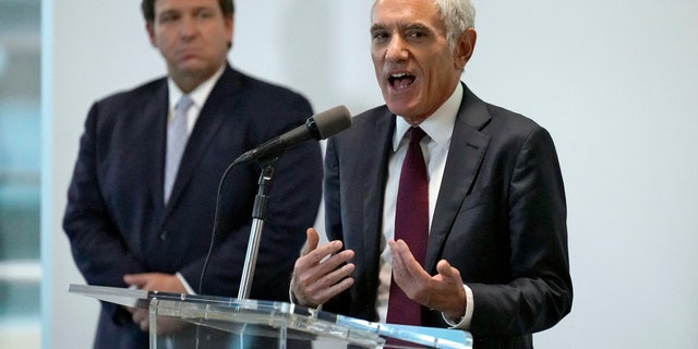 Métis - Dr. Scott Atlas, right, President Trump's pandemic adviser, gestures as Florida Gov. Ron DeSantis looks on during a news conference in Tampa, Fla., Aug. 31, 2020. (Associated Press)