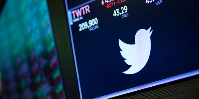 DOSSIER - En ce 18 septembre 2019, une photo d'archive sur un écran montre le prix de l'action Twitter à la Bourse de New York.  Twitter a déclaré jeudi 10 septembre 2020 qu'à partir de la semaine prochaine, il étiquetterait ou supprimerait les allégations trompeuses qui tentent de saper la confiance du public dans les élections.  (AP Photo/Mark Lennihan, Fichier)