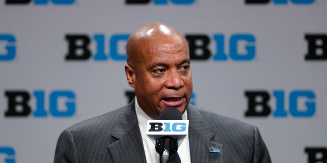 ARCHIVO - En esta foto de archivo del 12 de marzo de 2020, el comisionado de Big Ten, Kevin Warren, habla con los medios en Indianápolis.  El plan de Big Ten para jugar fútbol americano este otoño es tratar de salvar vidas en el futuro.  La conferencia anunció el miércoles 16 de septiembre de 2020 que tendrá una temporada de fútbol este otoño.  The Big Ten está estableciendo un registro cardíaco para estudiar los efectos de COVID-19 en los corazones de los estudiantes-atletas.  El comisionado de Big Ten, Kevin Warren, dijo que ayudaría a todos los estudiantes, las comunidades circundantes y la nación en general. 