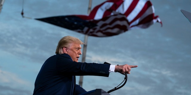 President Donald Trump speaks during a campaign rally at Cecil Airport, Donderdag, Sept.. 24, 2020, in Jacksonville, Fla. (AP Foto / Evan Vucci)