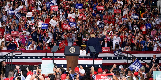 President Donald Trump acknowledges supporters after his campaign rally, 星期四, 九月. 24, 2020, in Jacksonville, 弗拉. (AP Photo/Stan Badz)