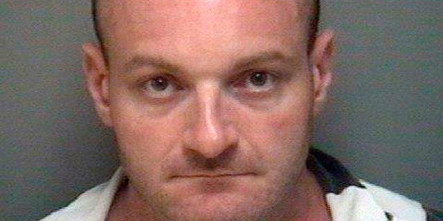 This undated booking file photo provided by the Albemarle-Charlottesville Regional Jail shows Christopher Cantwell, of New Hampshire. Di lunedi, Sett. 28, 2020, a federal jury in Concord, N.H., found a Cantwell guilty of threatening to rape the wife of a man who was part of a racist group he felt was harassing and bullying him. (Albemarle-Charlottesville Regional Jail via AP, File)