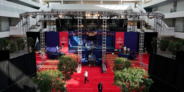 Preparations take place for the first Presidential debate in the Sheila and Eric Samson Pavilion, Lunedi, Sept. 28, 2020, a Cleveland. The first debate between President Donald Trump and Democratic presidential candidate, former Vice President Joe Biden is scheduled to take place Tuesday, SSett 29. (AP Photo / Patrick Semansky)
