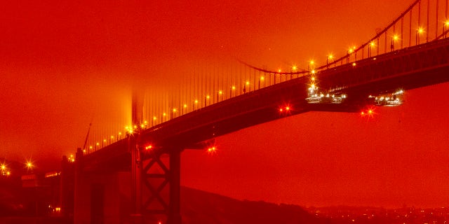 In this photo provided by Frederic Larson, the Golden Gate Bridge is seen at 11 上午. PT, 星期三, 九月. 9, 2020, in San Francisco, amid a smoky, orange hue caused by the ongoing wildfires. (Frederic Larson via AP)