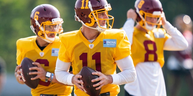 Washington quarterbacks Steven Montez (6), Alex Smith (11) and Kyle Allen (8) work during practice at the team's NFL Football Training Facility, Tuesday, August 25, 2020, in Ashburn, VA.  (AP photo/Alex Brandon)