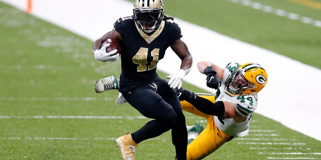 New Orleans Saints running back Alvin Kamara (41) eludes Green Bay Packers linebacker Ty Summers (44) for a 52-yard touchdown run in the second half of an NFL football game in New Orleans, on Sunday, September 27, 2020.