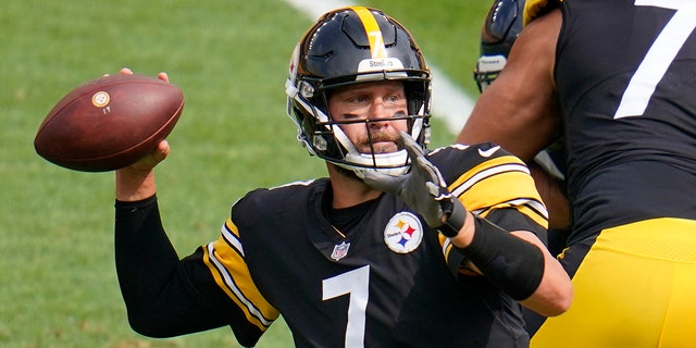 Pittsburgh Steelers quarterback Ben Roethlisberger (7) throws a touchdown pass to tight end Eric Ebron during the first half of an NFL football game against the Houston Texans in Pittsburgh, Sunday, Sept. 27, 2020. (AP Photo/Gene J. Puskar)