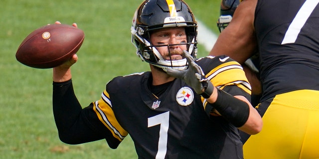 Pittsburgh Steelers quarterback Ben Roethlisberger (7) throws a touchdown pass to tight end Eric Ebron during the first half of an NFL football game against the Houston Texans in Pittsburgh, Sondag, Sept.. 27, 2020. (AP Foto / Gene J. Puskar)