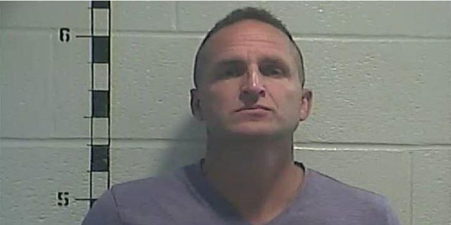 Ο πρώην αξιωματικός της αστυνομίας του Λούισβιλ του Μετρό Μπρετ Χάνκισον έχει κρατηθεί και αφέθηκε ελεύθερος με εγγύηση 15.000 δολαρίων για τρεις κατηγορίες κακούργειας.  (Κέντρο κράτησης Shelby County)