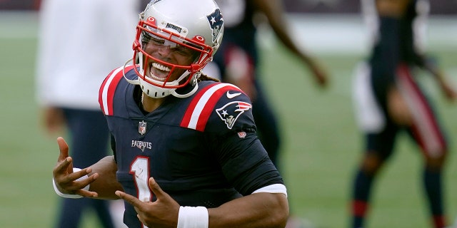 New England Patriots quarterback Cam Newton celebrates after defeating the Las Vegas Raiders in an NFL football game, Sondag, Sept.. 27, 2020, in Foxborough, Massa. (AP Photo/Charles Krupa)
