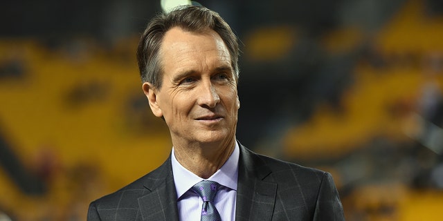 El locutor de NBC Sports Sunday Night Football, Cris Collinsworth, observa desde la banca antes de un partido entre los Kansas City Chiefs y los Pittsburgh Steelers en Heinz Field el 2 de octubre de 2016 en Pittsburgh, Pensilvania.