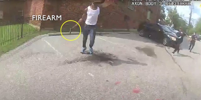 Police video appears to show Deon Kay holding a gun (Metropolitan PD Washington)
