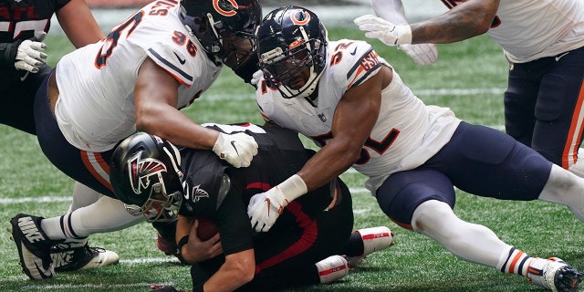 Chicago Bears outside linebacker Khalil Mack (52) and Chicago Bears defensive tackle Akiem Hicks (96) sack Atlanta Falcons quarterback Matt Ryan (2) during the second half of an NFL football game, Sondag, Sept.. 27, 2020, in Atlanta. (AP Photo/John Bazemore)