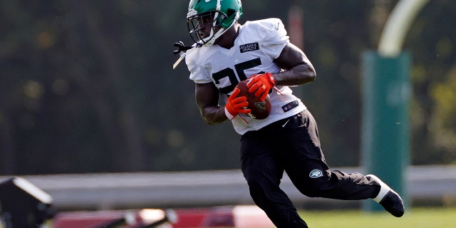 New York Jets running back Frank Gore (25) rushes during a practice at the NFL football team's training camp in Florham Park, N.J., Tuesday, Aug. 25, 2020. (AP Photo/Adam Hunger)