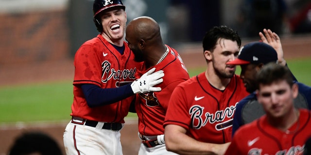 Atlanta Braves' Freddie Freeman, top left, celebrates his winning two-run home with teammates during the 11th inning of a baseball game against the Boston Red Sox, Vrydag, Sept.. 25, 2020, in Atlanta. (AP Photo/John Amis)