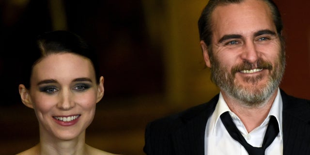 Rooney Mara and Joaquin Phoenix attend the "Mary Magdalene" special screening held at The National Gallery on Feb. 26, 2018 在伦敦.