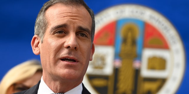 Le maire de Los Angeles, Eric Garcetti, prend la parole lors d'une conférence de presse du département de la santé du comté de Los Angeles sur le nouveau coronavirus le 4 mars 2020 à Los Angeles, Californie.  (Photo par Robyn Beck / AFP) (Photo par ROBYN BECK / AFP via Getty Images)