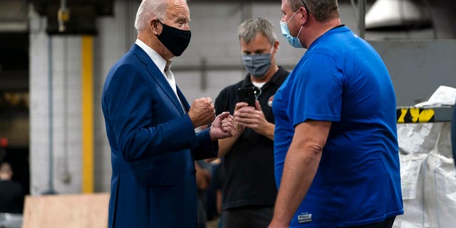 Democratic presidential candidate former Vice President Joe Biden talks with workers as he tours the Wisconsin Aluminum Foundry in Manitowoc, Wis., 星期一, 九月. 21, 2020. (美联社照片/卡罗琳·卡斯特)