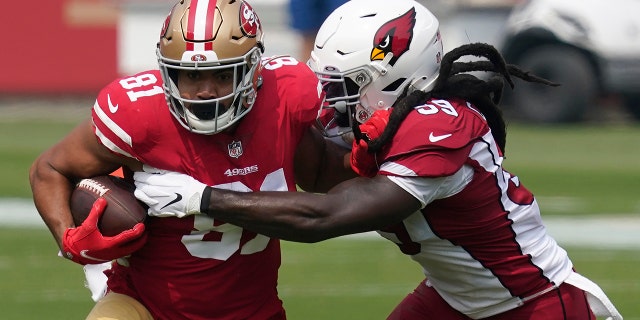 San Francisco 49ers tight end Jordan Reed (81) runs against Arizona Cardinals outside linebacker De'Vondre Campbell during the first half of an NFL football game in Santa Clara, Calif., Sunday, Sept. 13, 2020. (AP Photo/Tony Avelar)