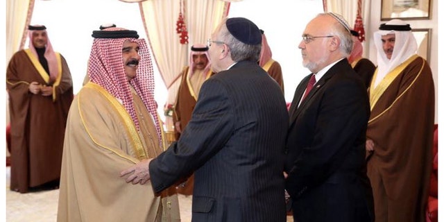 King Hamad of Bahrain shakes hands with Rabbi Marvin Hier as Rabbi Abraham Cooper, both of the Simon Wiesenthal Center, stands beside Hier at the king’s palace in February 2017. (Simon Wiesenthal Center photo).