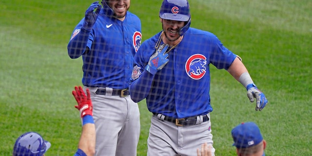 Chicago Cubs' Kris Bryant, regs bo, is congratulated by teammates after hitting a solo home run during the second inning of a baseball game against the Chicago White Sox in Chicago, Sondag, Sept.. 27, 2020. (AP Photo/Nam Y. Huh)