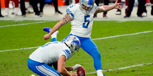 Detroit Lions kicker Matt Prater (5) kicks the game winning field goal as punter Jack Fox (3) holds during the second half of an NFL football game against the Arizona Cardinals, Sondag, Sept.. 27, 2020, in Glendale, Ariz. The Lions won 26-23. (AP Photo/Rick Scuteri)