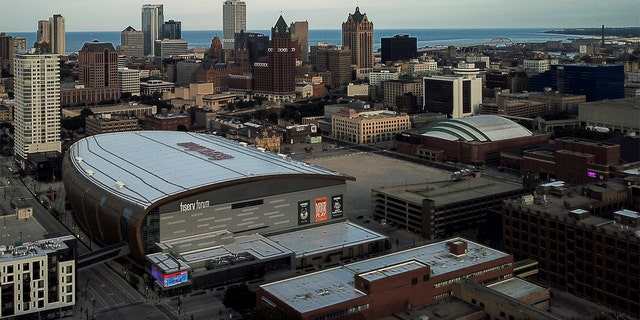 Le 29 juillet 2020, la photo d'archive montre le Fiserv Forum, domicile de l'équipe de basket-ball Milwaukee Bucks NBA, à Milwaukee. 