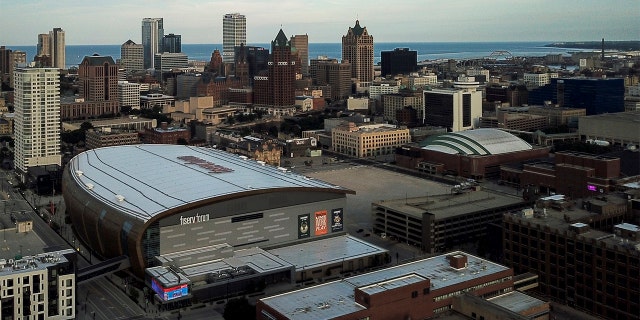 Le 29 juillet 2020, la photo d'archive montre le Fiserv Forum, domicile de l'équipe de basket-ball Milwaukee Bucks NBA, à Milwaukee. 