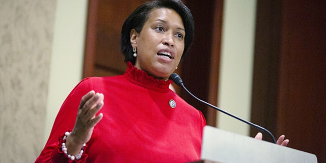 Muriel Bowser, maire de Washington, DC, prend la parole lors d'une conférence de presse avant le vote d'un projet de loi sur l'état du district de Columbia à Capitol Hill à Washington, DC, États-Unis, le jeudi 25 juin 2020. Photographe: Stefani Reynolds / Bloomberg via Getty Images