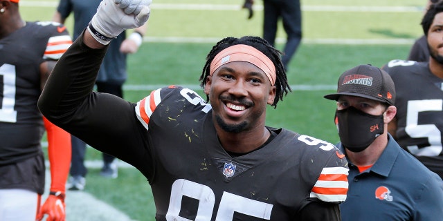 Cleveland Browns defensive end Myles Garrett celebrates after the Browns defeated the Washington Football Team in an NFL football game, Sondag, Sept.. 27, 2020, in Cleveland. (AP Photo/Ron Schwane)