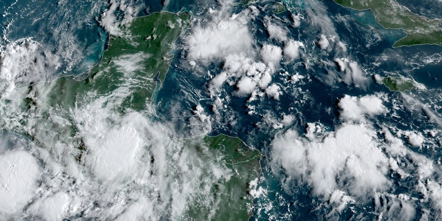 A tempestade tropical Nana está se movendo sobre a América Central, trazendo fortes chuvas e a ameaça de deslizamentos de terra.