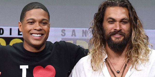 Ray Fisher, (links) and Jason Momoa attend the Warner Bros. Pictures Presentation during Comic-Con International 2017 at San Diego Convention Center on July 22, in San Diego, Kalifornië.