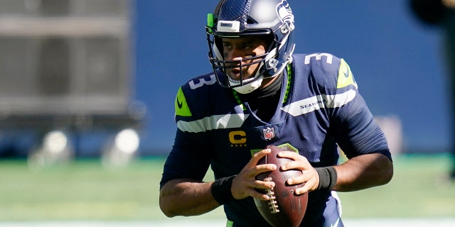 Seattle Seahawks quarterback Russell Wilson drops to pass against the Dallas Cowboys during the first half of an NFL football game, Sondag, Sept.. 27, 2020, in Seattle. (AP Photo/Elaine Thompson)