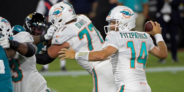 Miami Dolphins quarterback Ryan Fitzpatrick (14) throws a touchdown pass against the Jacksonville Jaguars during the first half of an NFL football game, Donderdag, Sept.. 24, 2020, in Jacksonville, Fla. (AP Photo/Phelan M. Ebenhack)