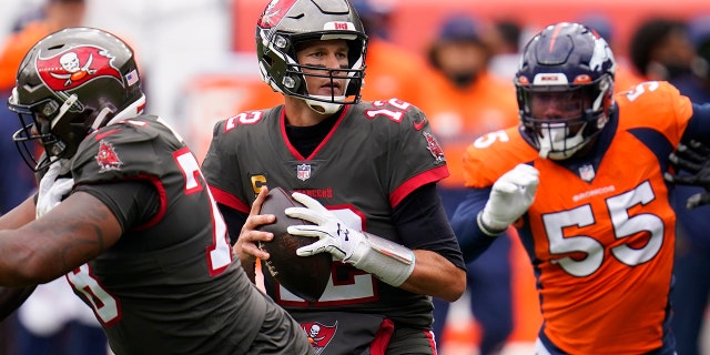 Tampa Bay Buccaneers quarterback Tom Brady, sentrum, looks to throw a pass during the first half of an NFL football game against the Denver Broncos, Sondag, Sept.. 27, 2020, in Denver. (AP Foto / David Zalubowski)